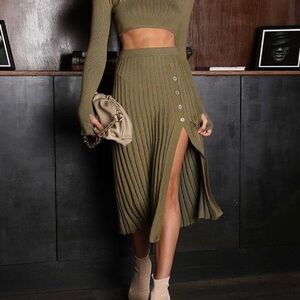 Ribbed Button-Front Midi Skirt in Olive